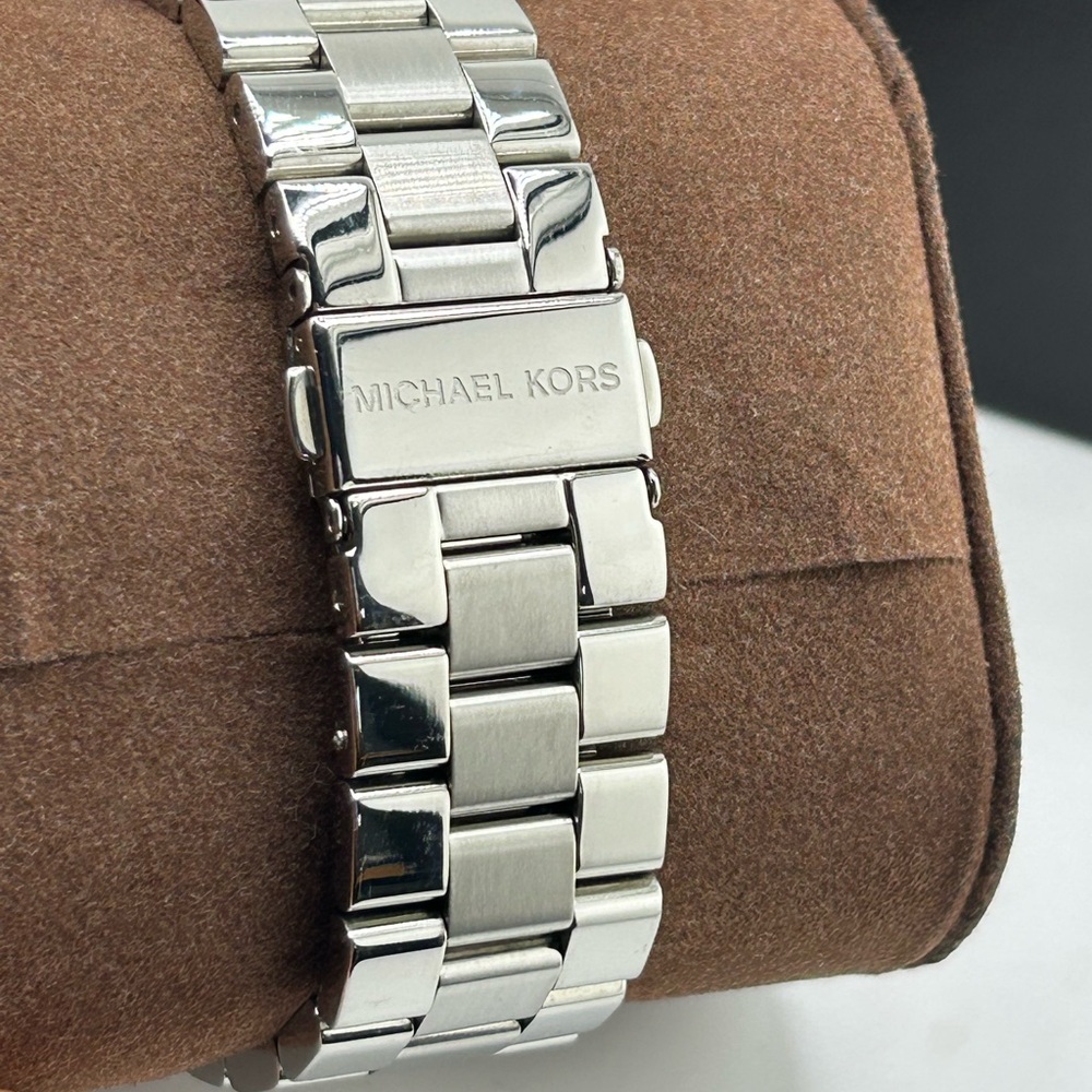 Michael Kors reagan Silver and Gold Chronograph Watch 6079 new battery - Picture 3 of 7